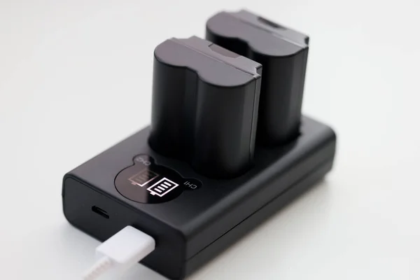Närbild av svart kamera batteri laddare med kabel — Stockfoto