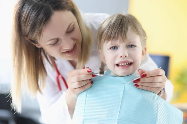 어린 소녀는 치과 의사를 두려워하고 있다 — 스톡 사진