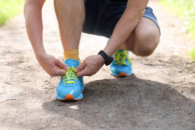 Erkek ayakkabı bağcıkları parkta spor ayakkabısı bağcıkları