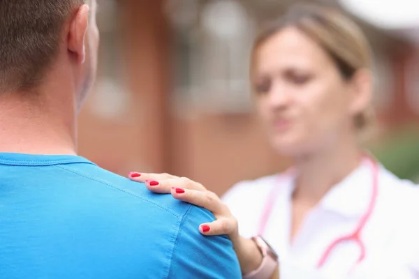Begrip arts hand op de patiënt schouder closeup — Stockfoto