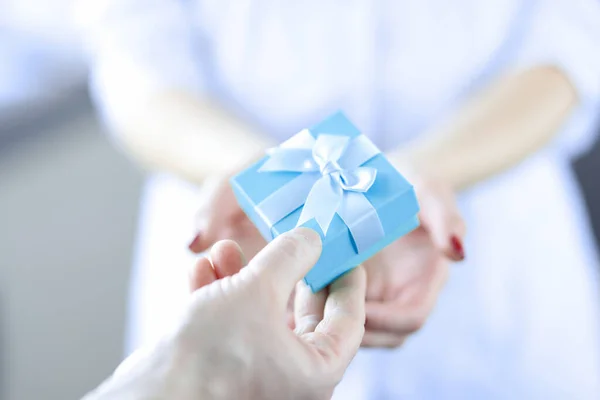 Hombre mano pasa caja de regalo a la mujer —  Fotos de Stock