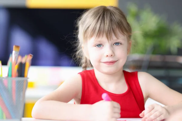 Portrait of beautiful smiling little girl drawing with pencils closeup — Stock Photo, Image