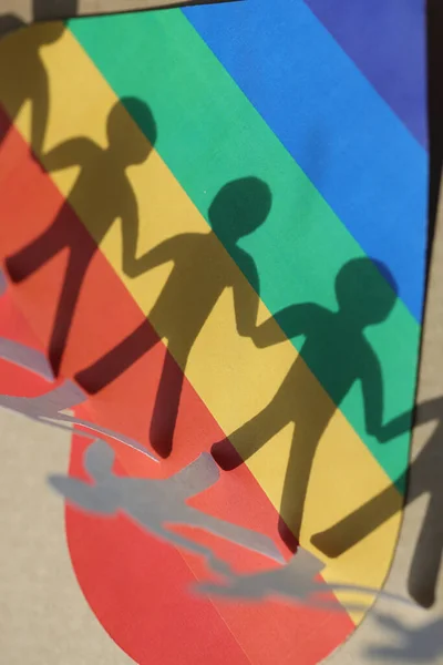 Lgbtハートを背景にした人と影の紙の数字 — ストック写真