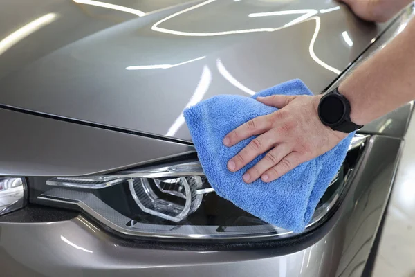 Mann Hand Reinigung Auto und Trocknung Fahrzeug mit Mikrofasertuch Nahaufnahme — Stockfoto