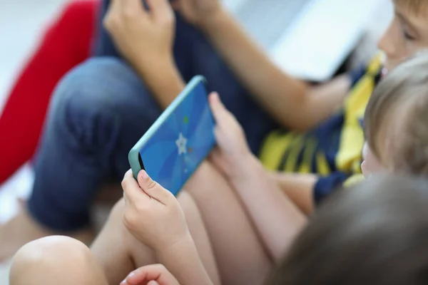 Niños pequeños jugando al juego en el primer plano del teléfono — Foto de Stock