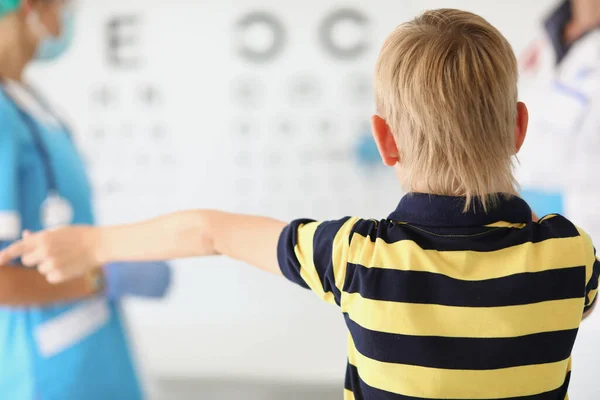 Kleiner Junge steht im Augenarztbüro — Stockfoto