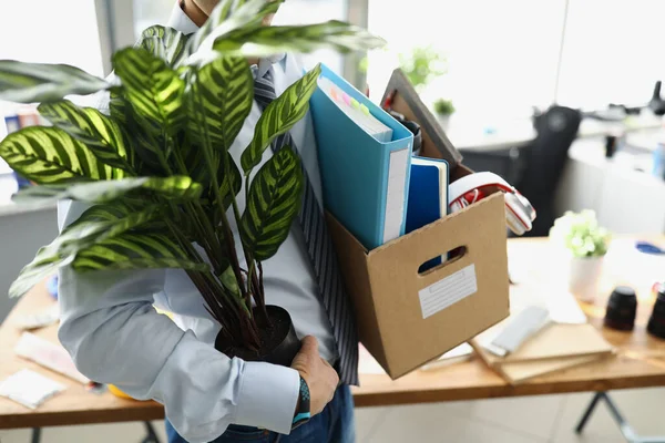 Un hombre despedido lleva pertenencias personales en una caja — Foto de Stock