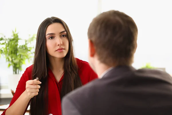 Un hombre de traje lleva a cabo una entrevista con una mujer — Foto de Stock