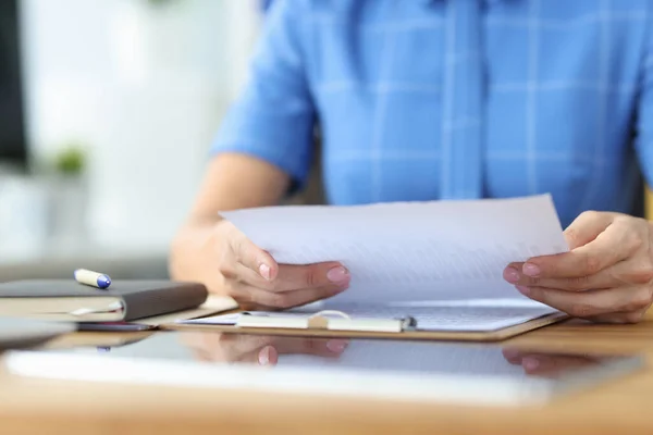 Geschäftsfrau untersucht Finanzunterlagen mit Geschäftsberichten — Stockfoto