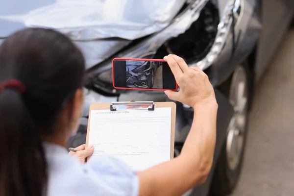 Versicherungsvertreter filmt Schaden an Unfallauto — Stockfoto