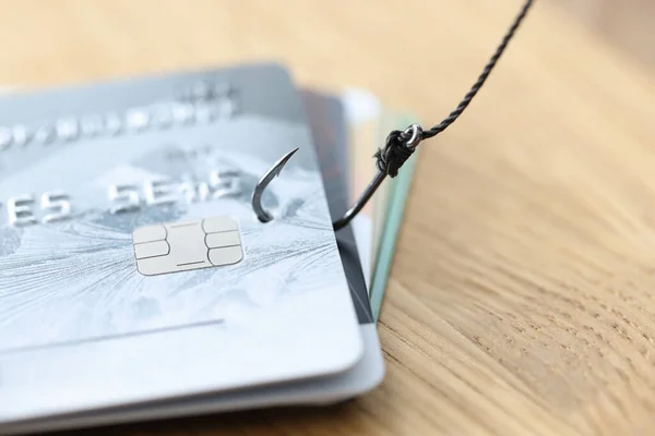 신용 카드 사기를 사용하여 낚시를 하는 사람들 — 스톡 사진