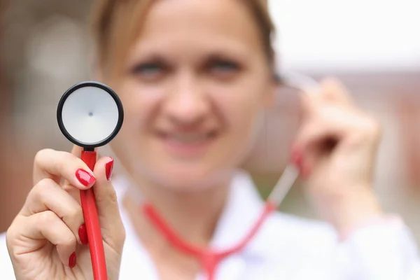 Elinde steteskop tutan gülümseyen kadın doktorun portresi. — Stok fotoğraf