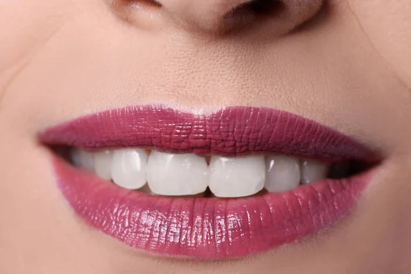 Gros plan de femme sourire avec des lèvres bordeaux peintes avec du rouge à lèvres — Photo