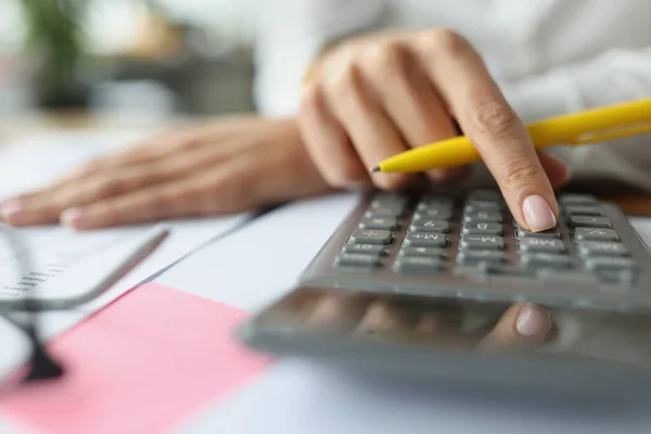 Accountant ręka naciskać guzik na kalkulator przy stół z dokument zbliżenie — Zdjęcie stockowe