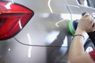 Özel makine kullanarak araba parlatma ustası