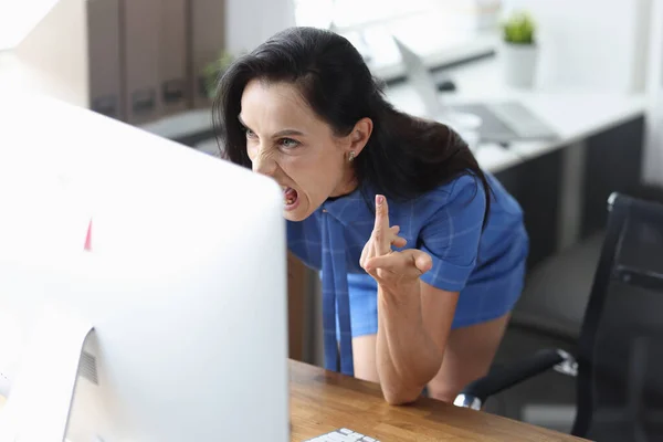 Jovem mulher de negócios sentado com laptop e gritando com expressão irritada closeup — Fotografia de Stock