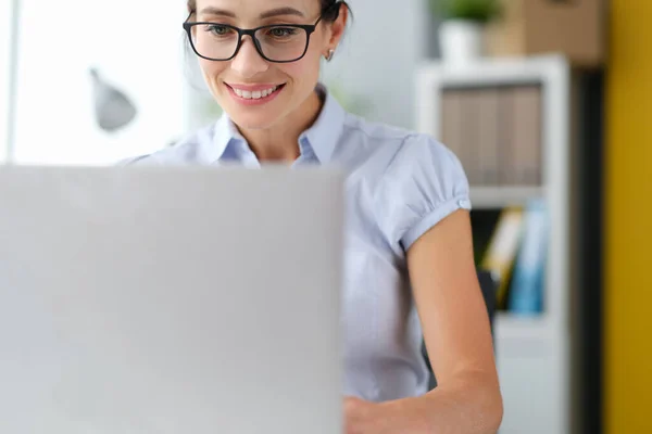 Retrato de la mujer de negocios caucásica feliz que trabaja en el ordenador portátil en línea en la oficina en casa — Foto de Stock