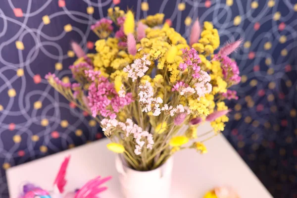 Bunte getrocknete Staticeblumen in einer Vase — Stockfoto