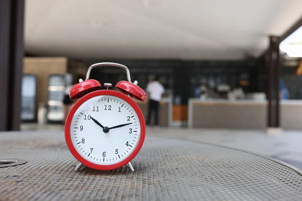 Piros ébresztőóra mutatja idő 10 reggel a háttér recepció közelkép — Stock Fotó