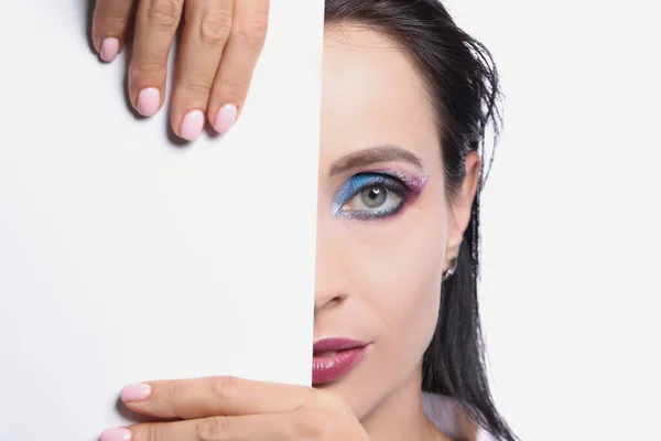 Μοντέλο με χρωματιστό μακιγιάζ ματιών, τέλειο μισό πρόσωπο δέρμα με λευκό πρότυπο κάρτας — Φωτογραφία Αρχείου