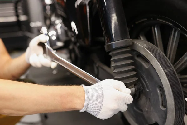 Mechanický ruční klíč a tryska nastavit motocykl tlumič nárazů — Stock fotografie