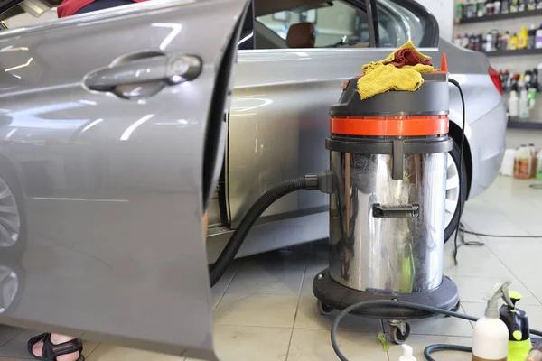 Limpieza de aspiradoras de asiento de coche de primer plano de polvo — Foto de Stock