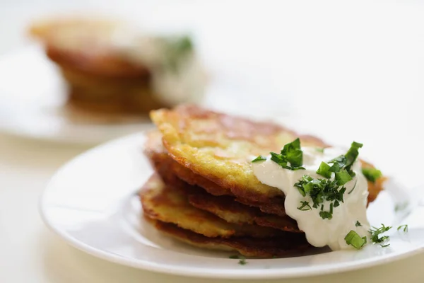 신맛나는 크림 과 약초가 놓인 감자 팬케이크 — 스톡 사진