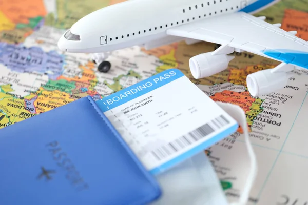 Paszport samolot bilet i samolot zabawki stoi na mapie świata zbliżenie — Zdjęcie stockowe