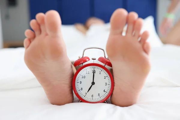 Reloj Despertador Rojo Pie Cama Entre Los Talones Femeninos Primer — Foto de Stock