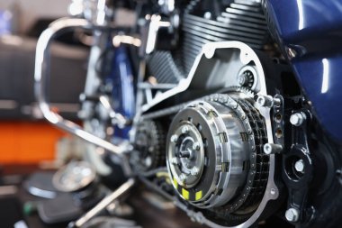 Motorsiklet debriyaj sepetini zincirle kapat