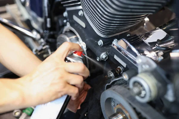 Motosiklet tamircisinin yağ şişirme kısmı yakın plan.