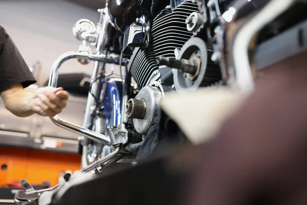 Reparação e manutenção de motores de motocicleta em carro oficina close-up — Fotografia de Stock