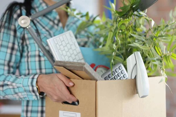 Employee trainee holds cardboard box with things closeup — Stock Photo, Image