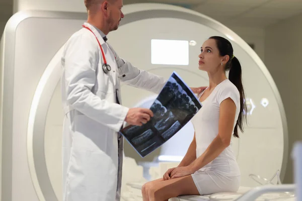 男医生向女性病人解释临床MRI检查结果 — 图库照片