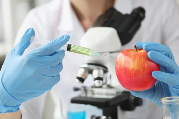 Médico cientista faz injeção em maçã em laboratório — Fotografia de Stock