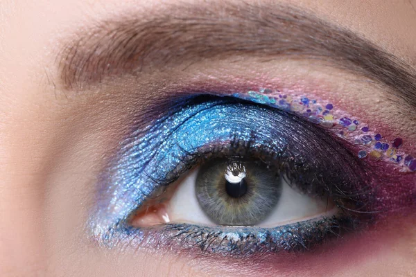 Closeup of beautiful female eye with bright shiny purple shadows — Stock Photo, Image