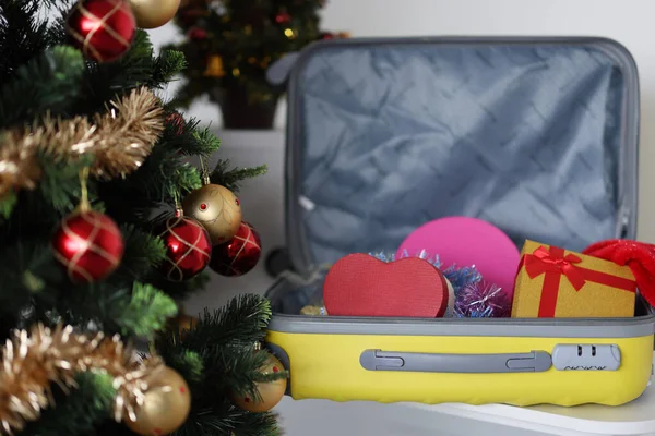 Árvore de Natal e mala com caixas de presente closeup — Fotografia de Stock