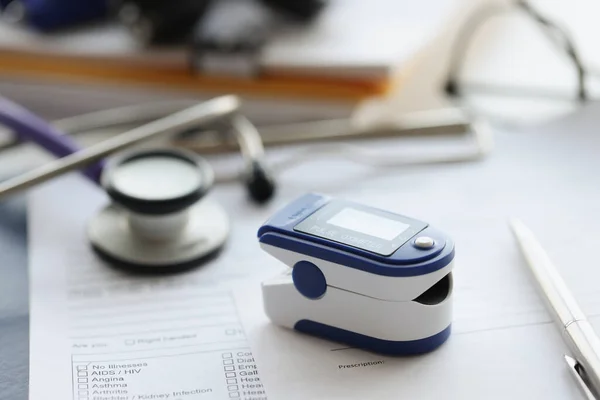 Pulsoximeter voor het meten van hartslag- en zuurstofniveaus op tafel — Stockfoto