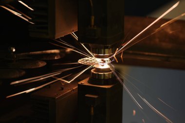 Otomatik lazer kesiminden ya da parçaların oyulmasından kıvılcımlar