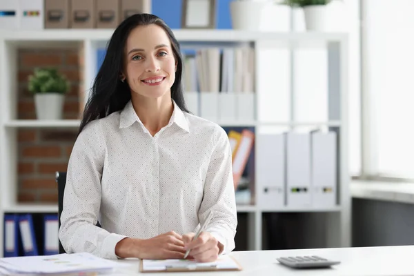 Усміхнена жінка бізнес-консультант на робочому столі в офісі — стокове фото