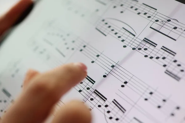 La mujer señala las notas musicales. Música clásica y educación musical —  Fotos de Stock