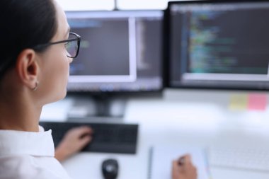 Kadın iş danışmanı borsanın temellerini öğreniyor.