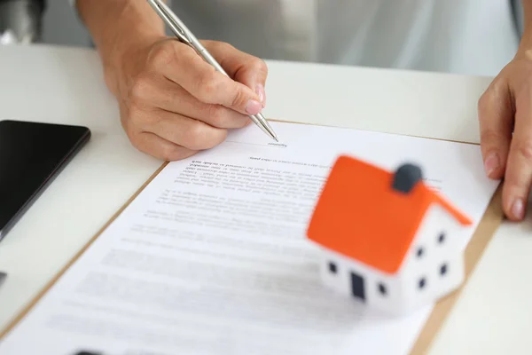 Mujer firma acuerdo de compra de casa en primer plano de oficina — Foto de Stock