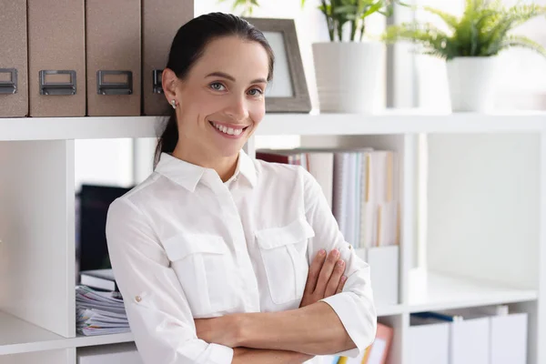 Retrato de la mujer de negocios sonriente en primer plano de la oficina — Foto de Stock