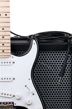 Gitar amplifikatör ve ses kablosu ile