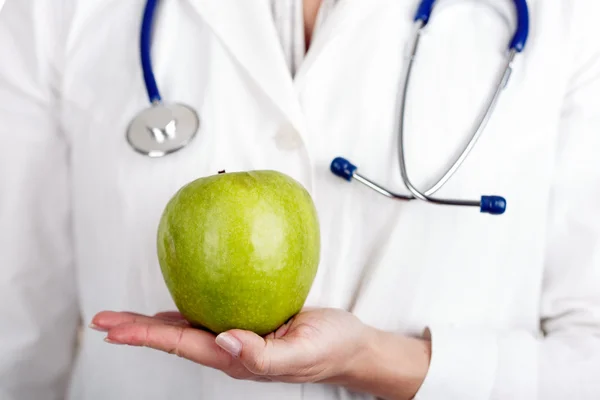 Läkare och green apple — Stockfoto