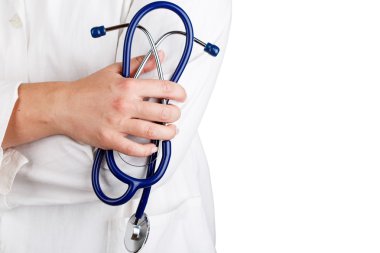 Doktorun elinde stetoskop ile