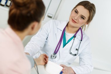 Kan basıncı ölçülüyor.