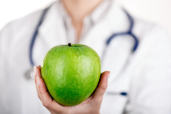 Läkare och green apple — Stockfoto