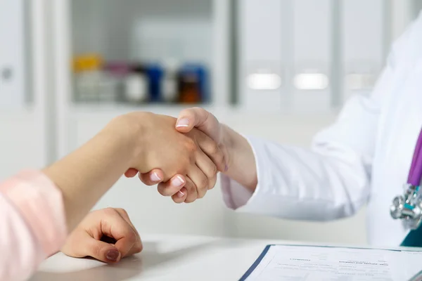 Doktor ve hasta el sıkışıyor